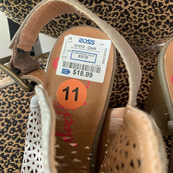 Jelly Pop Women's Laser Cut Peep Toe Low Heeled Sandals - Picture 2 of 7